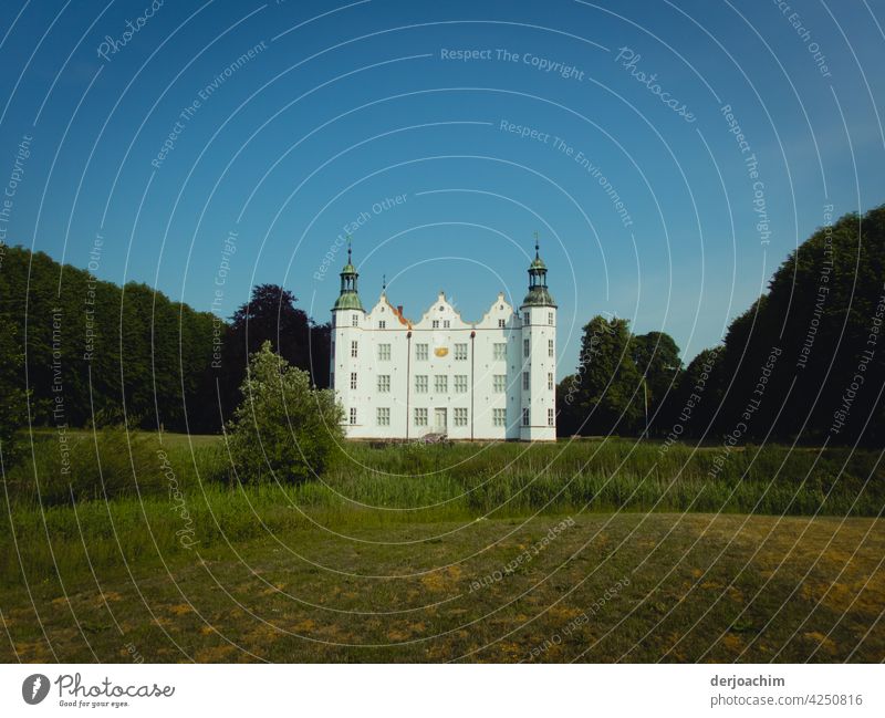 Kleines Schloss im Grünen. Blauer Himmel,  Wald und Wiesen.. Castle Colour photo Architecture Historic Facade Tourist Attraction Monument Sky