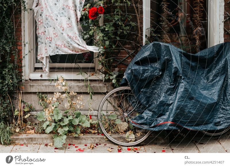 undercover 2 Bicycle Concealed Bicycle protection bicycle cover tarpaulin Lanes & trails off standstill Break Traffic infrastructure Means of transport Mobility