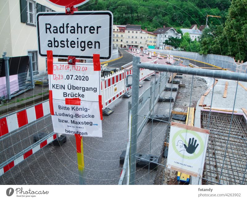 Füssen, Deutschland - Juli 17, 2020: Bauarbeiten auf der Lechbrücke zwischen Altstadt und Schwangauer Straße mit Einfahrverbotsschild und Zusatzschild.