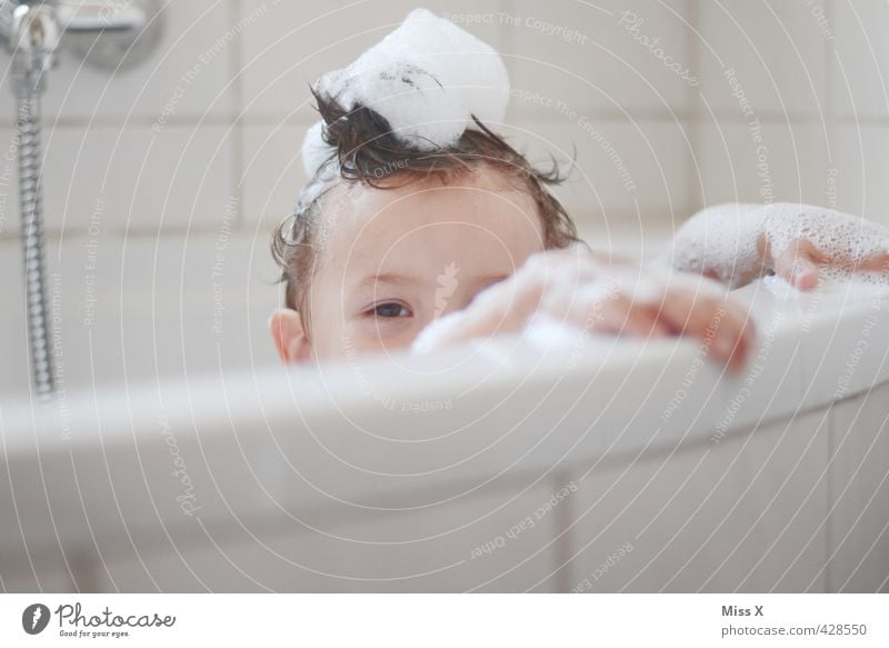 peep Personal hygiene Hair and hairstyles Playing Bathtub Bathroom Human being Child Toddler Head 1 1 - 3 years 3 - 8 years Infancy Wet Emotions Moody Happiness