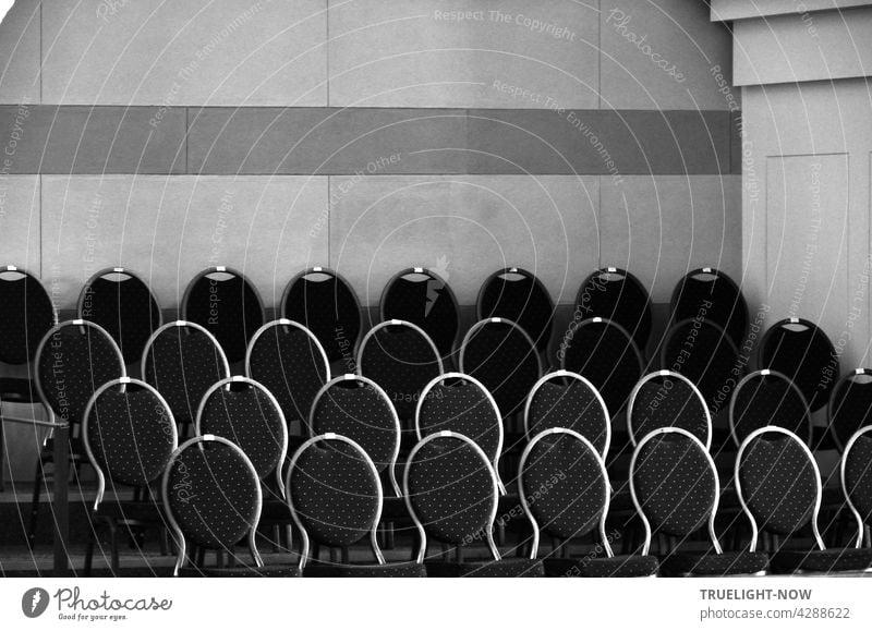 In the choir room of the church of St. Nikolai there are several rows of chairs with elegantly curved and darkly oval upholstered backrests, whose round frames shine brightly in the daylight coming in from above.