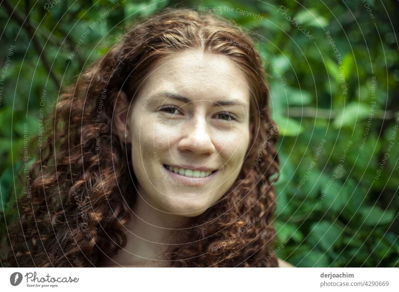 A bright smile of a hūbschen girl ,brown hair and curls. In the background for contrast, búsche. Girl Summer Human being Child Exterior shot Joy Colour photo