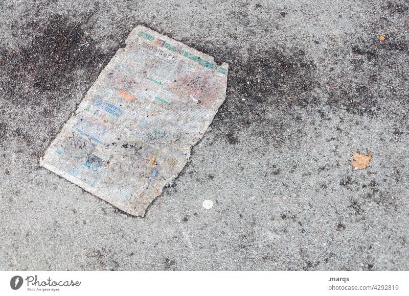 Breaking News Newspaper floor Asphalt Old news Print media Information Journalism loss of information Press