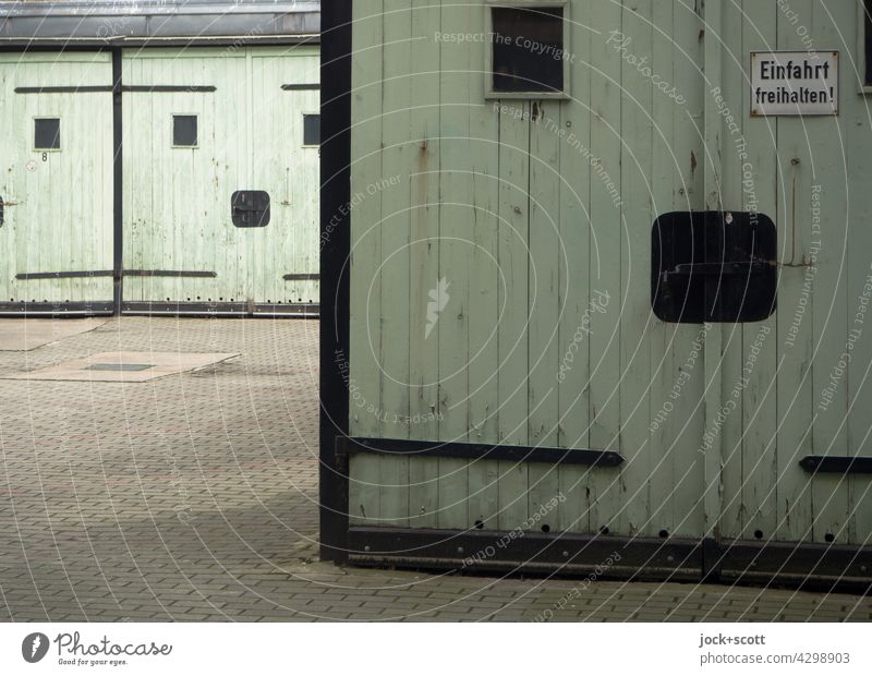 friendly keep driveway clear Garage Multi-purpose garage GDR Garage door Ravages of time Smiley Closed Old Past Style Weathered Parking space