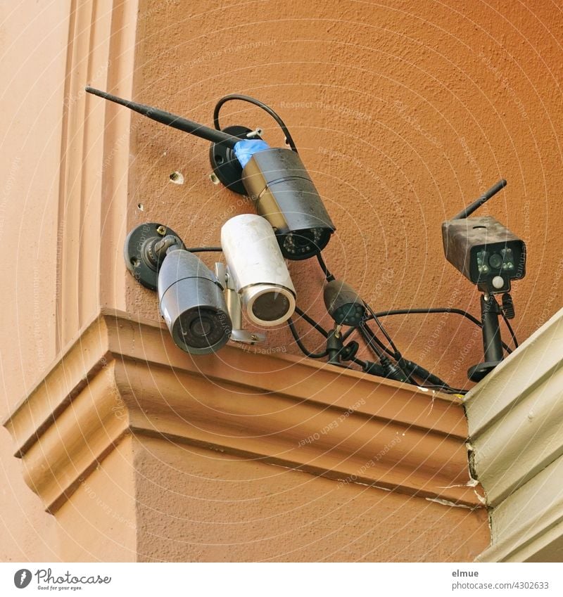 Five different surveillance cameras are directed at a house entrance / control / suspicion Surveillance camera technique Testing & Control observation Safety