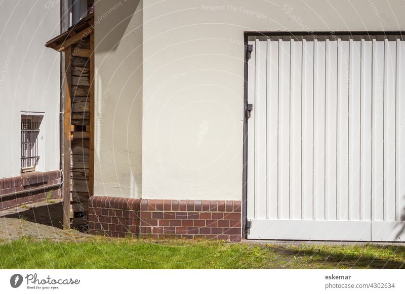 Garage Tor Garagentor weiß Haus niemand Textfreiraum wohnen Carport menschenleer Platz für sonnig Sonnenlicht Sommer minimalistisch vorgarten rasen natur grün