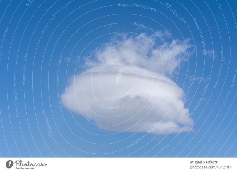 Lenticular cloud with more clouds coming out of the top creating a pot shape with steam. Nube Azul Blanco Viento Natural Olla Cielo Lentiforme azul Tourism