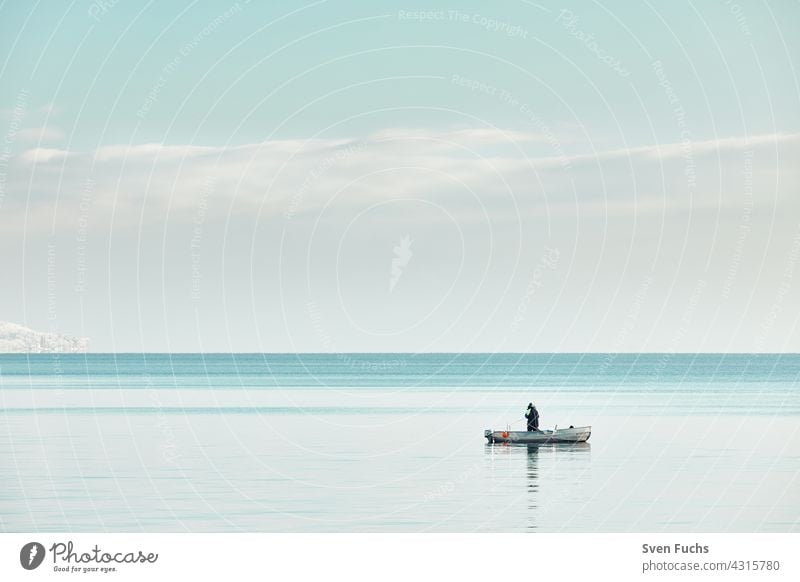 Deutschland, Baden-Württemberg, Bodensee, Überlingen am Bodensee, Winterlandschaft, Blick auf den Bodensee, Angler in einem Boot promenade bodensee winter