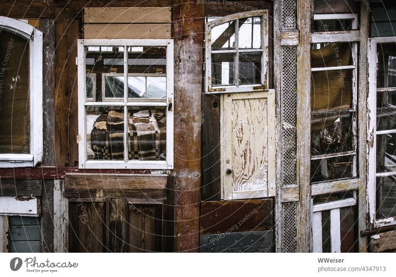 Insight into an old houseboat, where the bedspread matches the design of the boat Houseboat timber construction assembled Window do-it-yourself construction