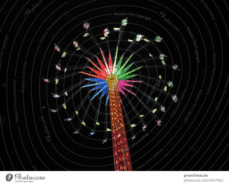 The chain carousel spins in the sky at the Volksfest at night. Photo: Alexander Hauk Carousel Chairoplane folk festival Firm celebrations Night Black Dark Light