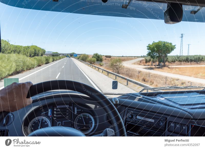 Panoramic view from inside a truck driving on a highway. Camion Salpicadero Conductor Mano Interior Carretera autopista Conducir Volante Trabajo Cielo Arboles