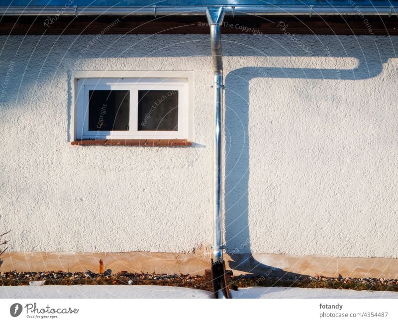 House wall with rain gutter and downpipe Haus Zauberstab Außenseite Gebäude Fenster einzeln niemand draußen Regenrinne Metall Fallrohr Installation Schatten