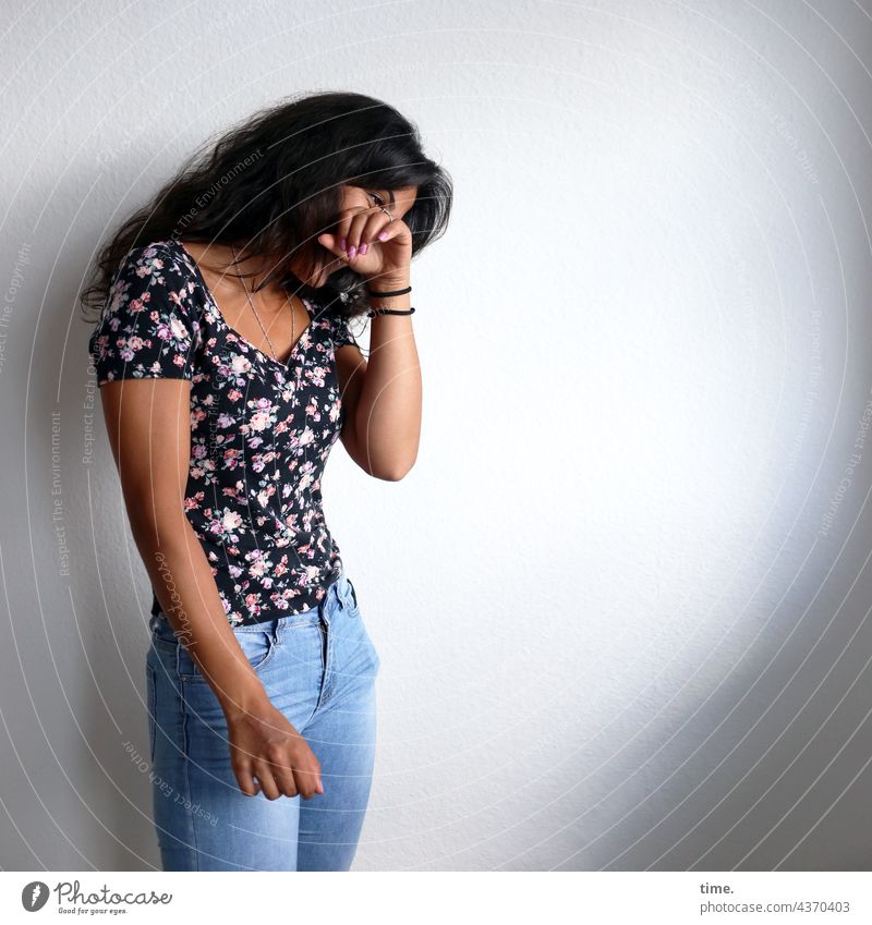 Estila Woman Stand Laughter Shirt Jeans Long-haired Dark-haired stop Hand cheerful portrait Half-profile amused Shadow