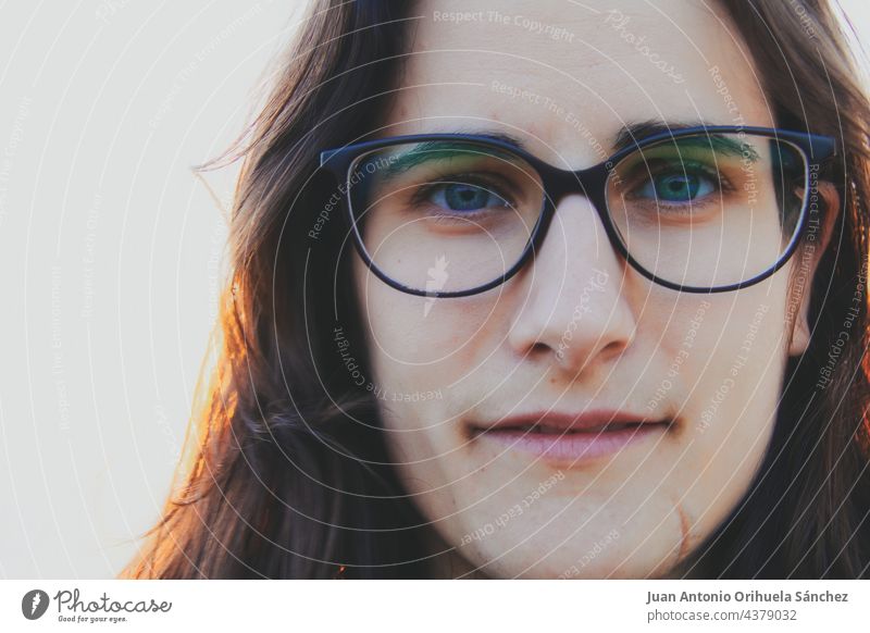 Portrait of a pretty young woman wearing prescription glasses. girl guapa nice portrait close-up sun sunlight sunset green eyes blonde brown hair long hair