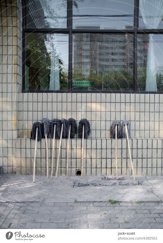 eight nimble wipers dry ajar in the big city Wall (building) Clean Tile Eight Sidewalk cleaning agent Cleaning Dry mop neat urban Chinese Teamwork