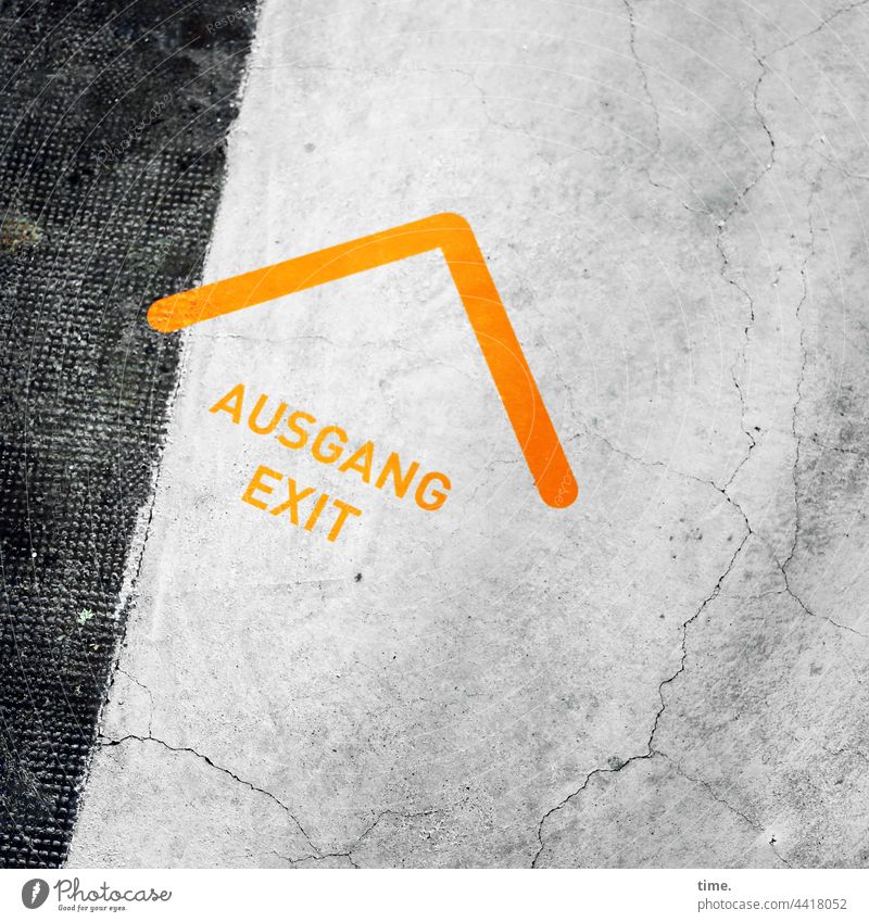 constructive | guidance Arrow Way out exit Ground markings Clue Orientation Concrete Concrete floor Crack & Rip & Tear Floor covering Orange