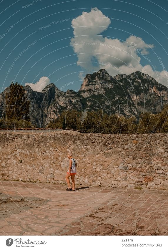 Junge Frau geht am Gardasee spazieren gardasee vaction urlaub sommer sonne wärme gebirge berg Mediterranean reise Natur norditalien erholung freizeit Landschaft