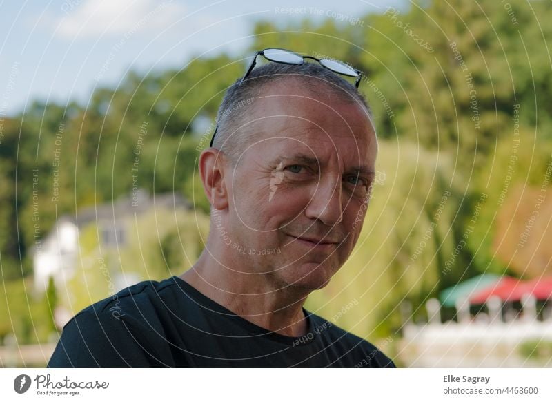 Friendly look into the camera Looking Looking into the camera portrait Human being Face Exterior shot Head Man Shallow depth of field Colour photo Facial hair