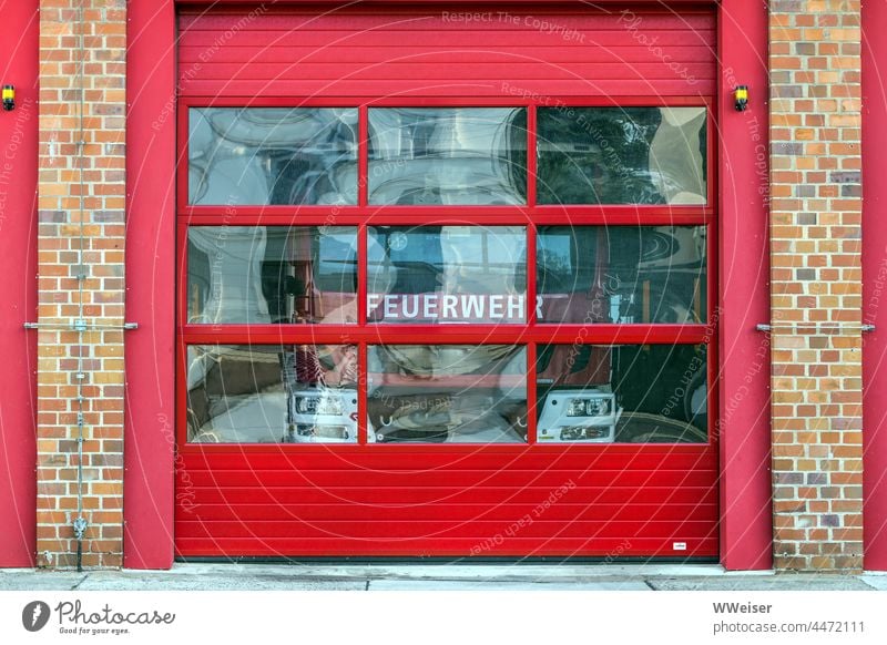 A car of the volunteer fire brigade waits for its next assignment Fire Blaze Emergency Deployment peril Wait Garage Highway ramp (exit) Parking Fire truck