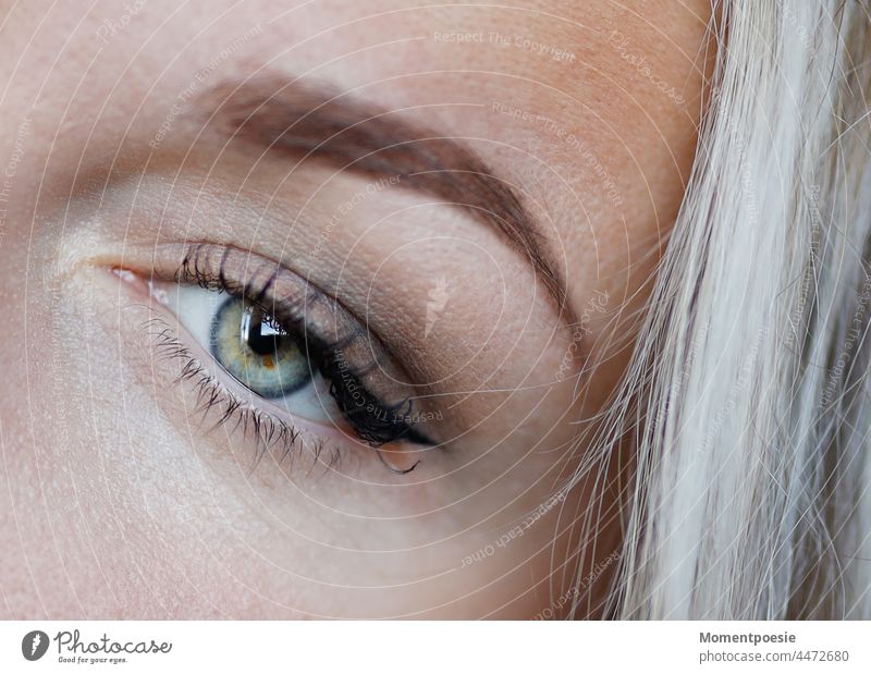 eye Eyes Woman Wearing makeup Make-up lid line Eyelash Eye colour see Looking Blonde make-up Mascara Cosmetics Feminine Human being Pupil pretty Iris