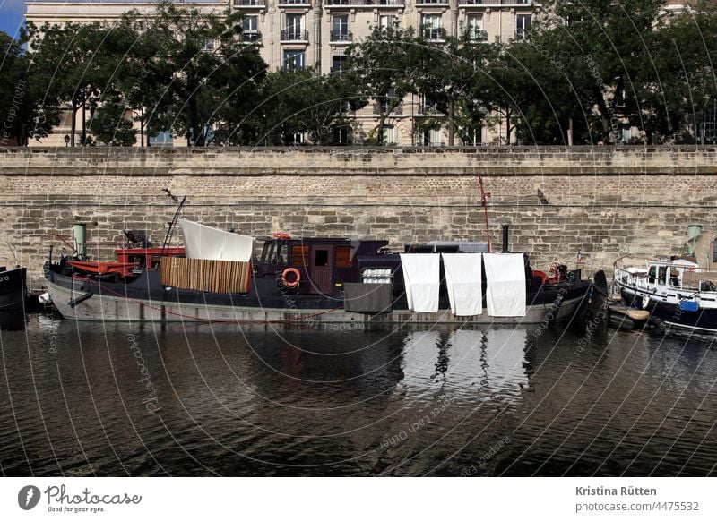 hausboot im port de l'arsenal wohnboot liegeplatz hafenbecken kanal binnengewässer wohnen leben wäsche waschtag schwimmen port de l’arsenal paris ufer