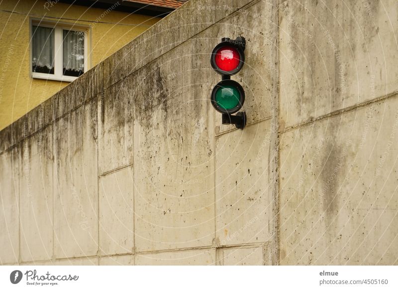 Signal system for entry and exit at a high wall in front of a house Signal station Traffic light Reddish green Special facility Entry and exit