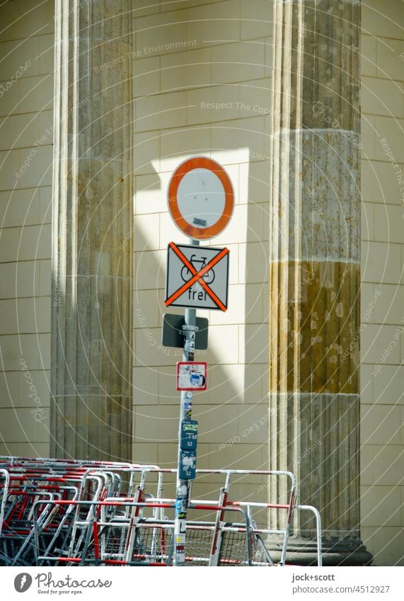 Signs | Passage prohibited, also no bicycles at the Brandenburg Gate Pariser Platz Berlin Tourist Attraction Road sign Prohibition sign Signs and labeling