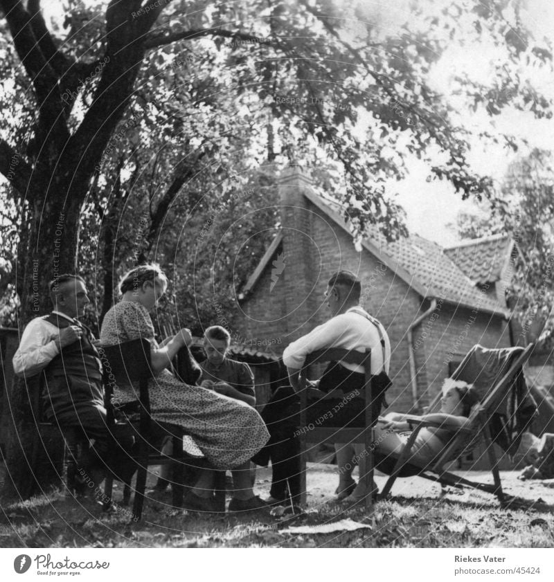 in the garden Woman Man Deckchair Knit Family & Relations Friendship Neighbor Forties Degersen Group Joy Garden Black & white photo