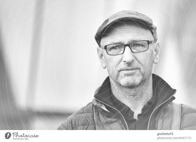 Black and white portrait of a melancholic man with glasses and cap | UT HH 19 Black & white photo Gloomy melancholy dreariness melancholically Memory Meditative