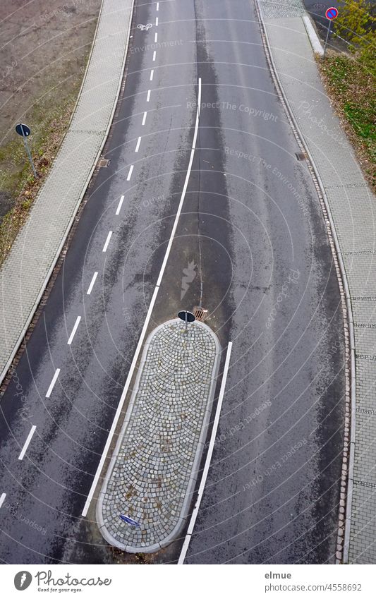 Plan view of an asphalted road with a paved traffic island, a marked cycle path and traffic signs - restricted stopping - / road traffic Street plan