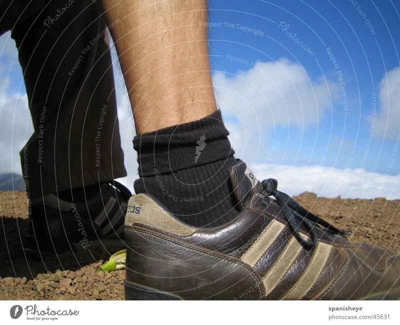 Walking on clouds Footwear Brown Near Calm Leisure and hobbies Masculine Sports Sky Blue Graffiti Legs Human being