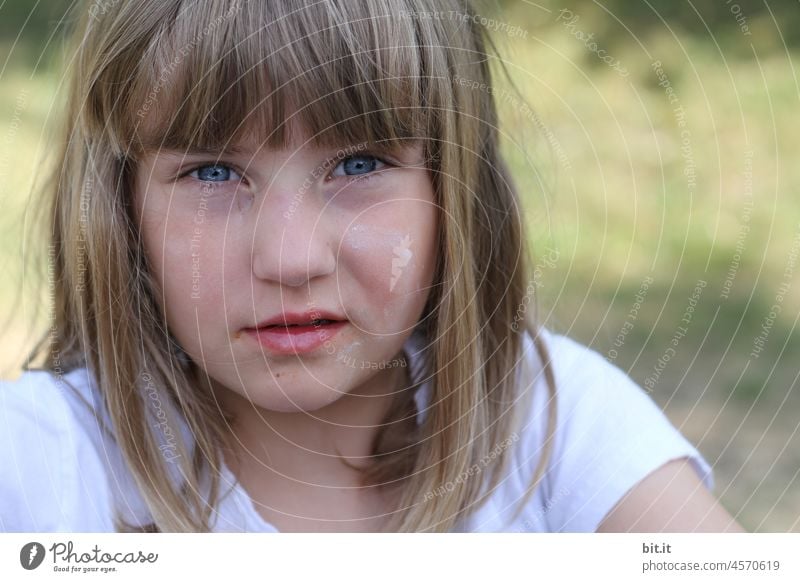 Face chalk Girl Child portrait Hair and hairstyles Looking Infancy Human being Looking into the camera Forward eye contact Joy Brash Impish Summer Nature out