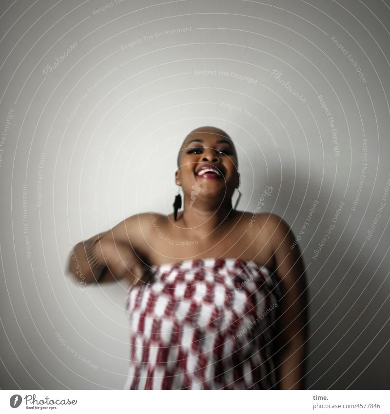 Gené - Woman with scarf feminine Feminine Short-haired Rag look stop earring Laughter Good mood Looking into the camera Upper body