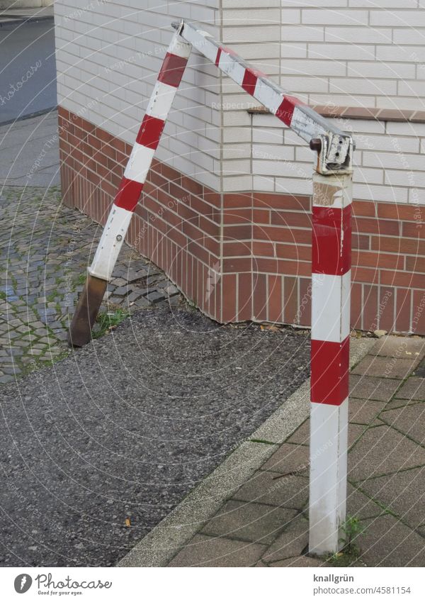 house corner cordon House (Residential Structure) Safety Reddish white clinker Barrier Protection Structures and shapes obliquely Signs and labeling