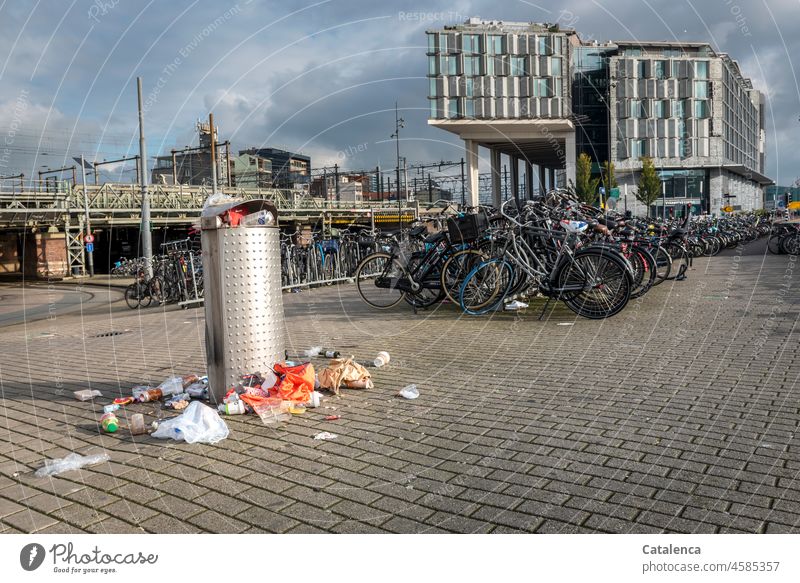 Overflowing garbage bin of a city Full trash can rubbish bin Trash container scattered waste Recycling Dispose of Throw away Environmental pollution Clean