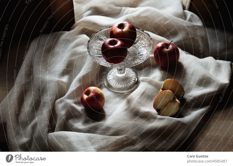 Still life of apples next to the window fotografía de comida fotografía de alimentos luz natural Food photography Apple window light natural light bodegón