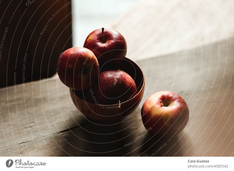 Still life of apples next to the window fotografía de comida fotografía de alimentos luz natural window light Fruit manzanas bodegón natural light food styling