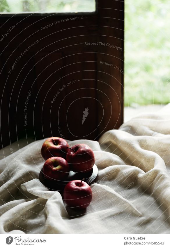 Still life of apples next to the window Apple Food photography food styling natural light window light Fruit manzanas bodegón luz natural