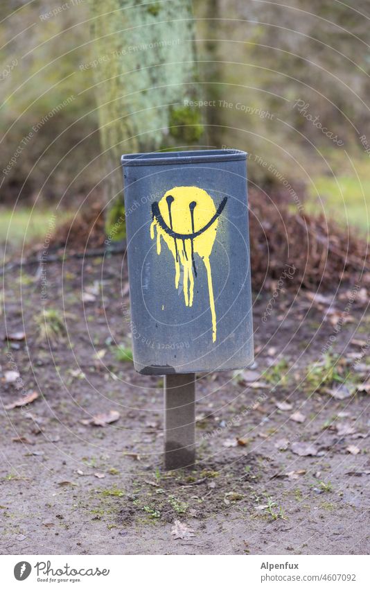 friendly ton dustbin Graffiti Smiley Exterior shot Colour photo Smiling Laughter Deserted Optimism Positive Friendliness Joy waste separation Contentment