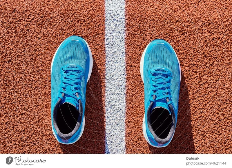 Blue running sneakers at stadium track Sport Turnschuh Schuh laufen Fitness Männer Stadion im Freien Athlet Start Rennen Linie Übung Bahn blau Konkurrenz Aktion