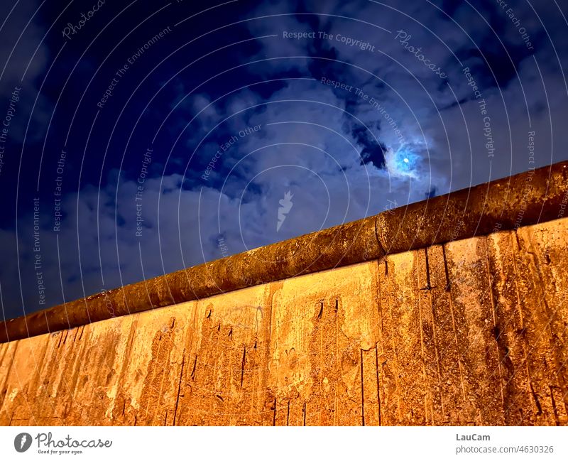 Berlin Wall in moonlight The Wall Wall (barrier) Moonlight Monument Border Former border Border crossing east-west GDR Capital city Freedom Division East West