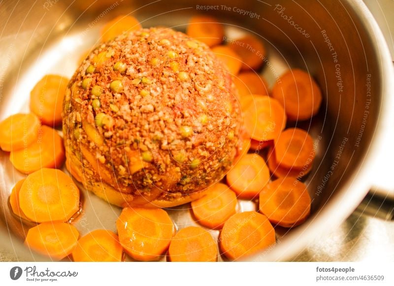 Carrots and frozen peas with minced meat Peas carrots Round Orange Minced meat saucepan boil Warm colour Semicircle plano-convex Kitchen Green Vegetable