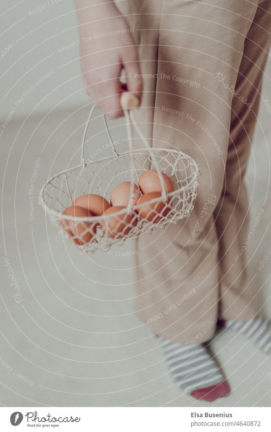 Eggs collected for breakfast eggs Brown Easter easter search Find Public Holiday Weekend Guide amass Easter egg Food Tradition Spring Decoration Child stop