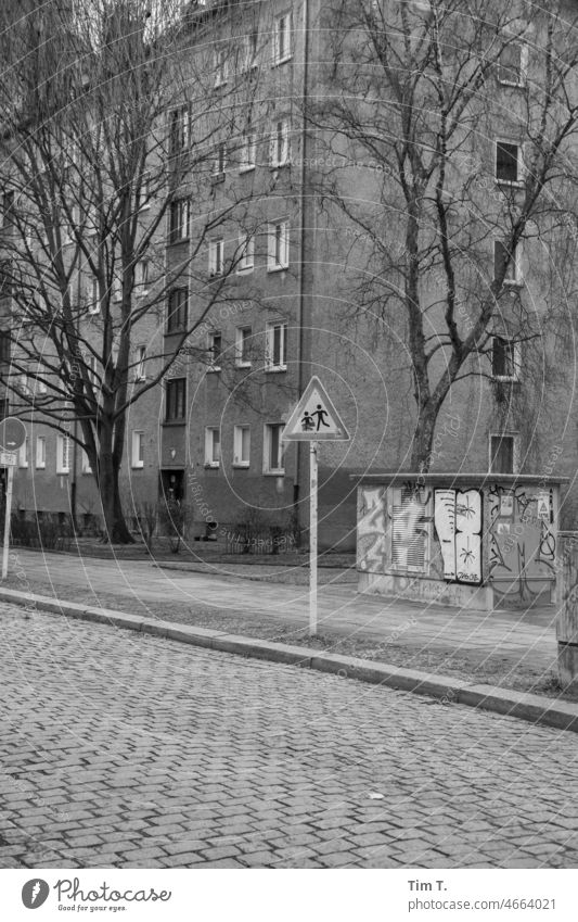 a traffic sign " play street " in Berlin Weißensee Road sign Signs and labeling Signage Road traffic Traffic infrastructure Transport Warning sign Street Safety