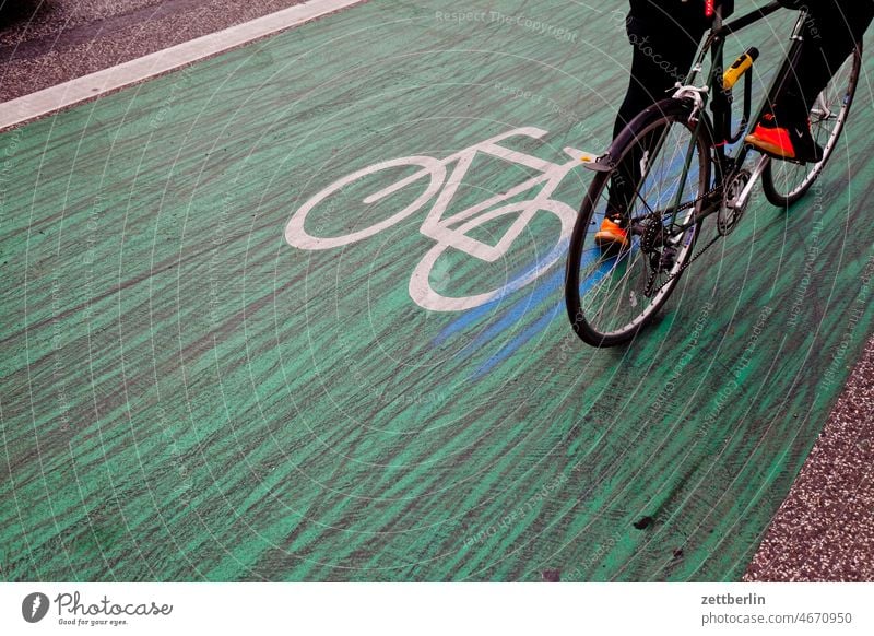 Bicycle on the bike path Turn off descend Asphalt Go up skid marks Lane markings Cycle path Main street Clue edge Line Left navi Navigation Orientation Arrow