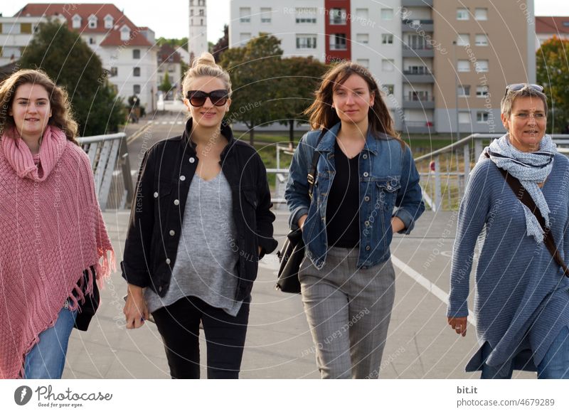 Group picture with lady - also small damsel smilla is already with them - woolly, protected in the belly, from lady two from the left -. women Walking Town