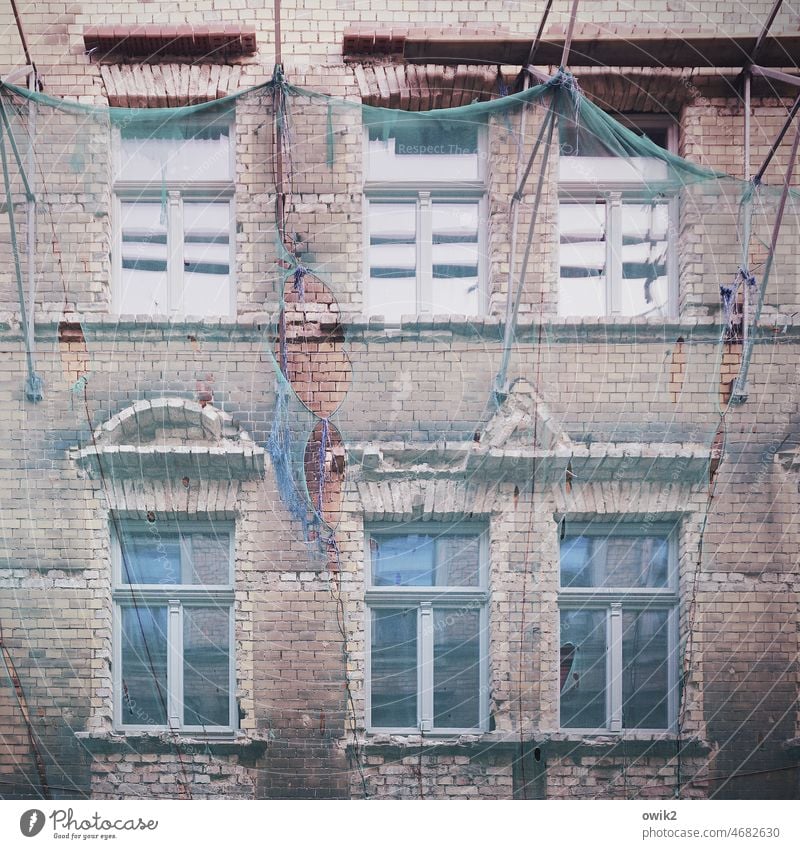 Alternative facade design Building for demolition renovation case Disaster broken windows dilapidated Net Building security weave defective Transparent Vacancy