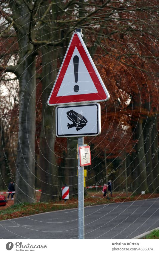 watch out toad migration Toad migration Caution esteem Painted frog toads Exclamation mark Road sign Warn Clue rüberlassen dodge sb./sth. slow down Traverse