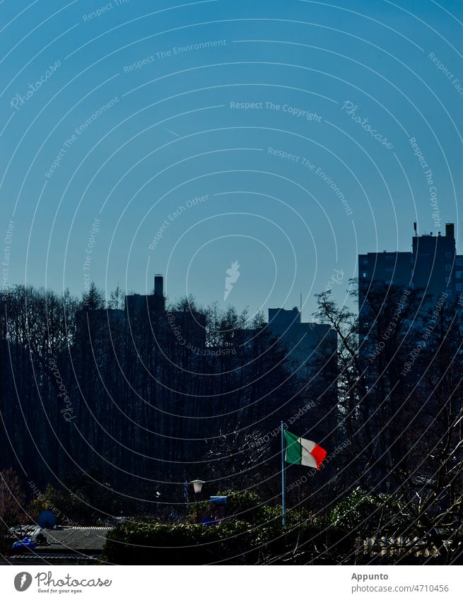 Viva Italia! (Hell leuchtende Italien-Flagge vor städtischen Hochhäusern) Italienisch Fahne hell farbig Sommer Sonne Blauer Himmel Urlaub Freude Reise