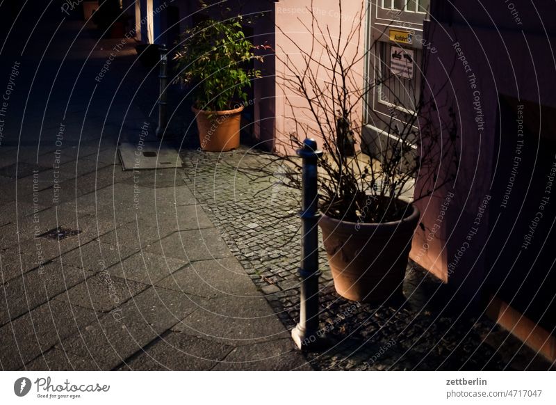 House entrance in Kreuzberg City life Evening Berlin Office Germany Twilight Facade Window Building Capital city House (Residential Structure) Life voyage